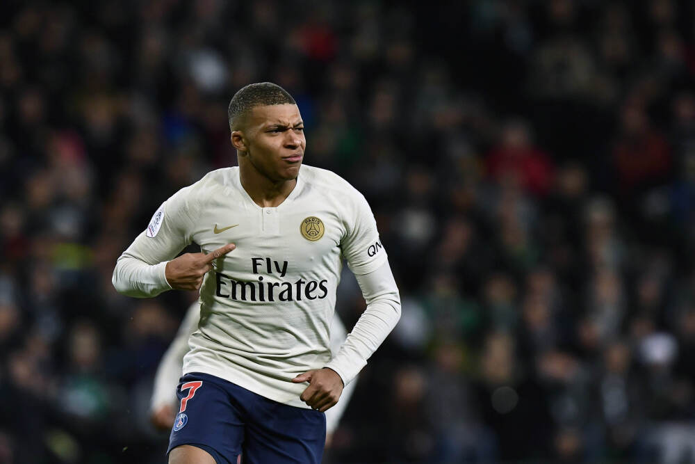 陆军某边防连组织官兵巡逻